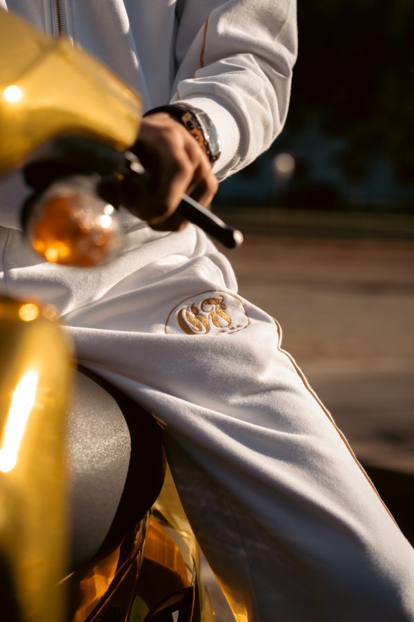 Dettaglio di abbigliamento e scooter dorato